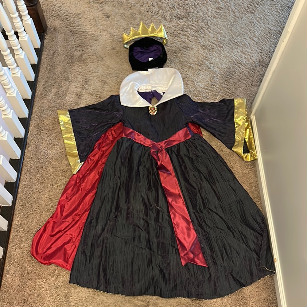 This is a Disney’s Evil Queen Halloween costume. It is a size 9/10.